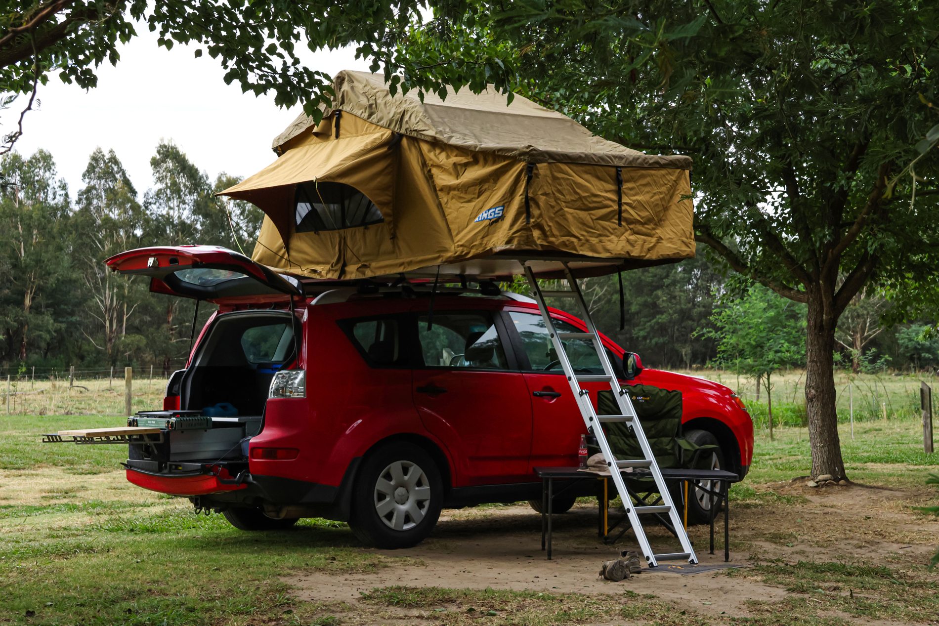 De rode Mitsubishi Outlander met daktent