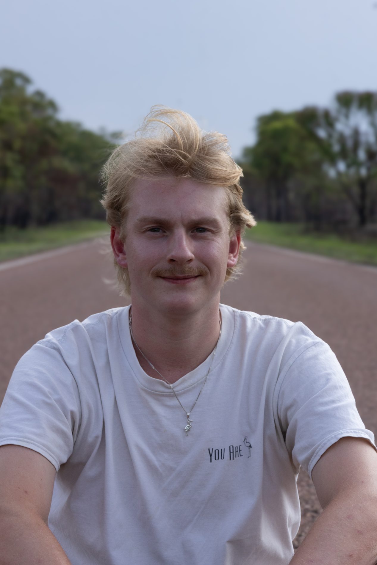 Bas op een rode outbackweg in het Top End van Australië